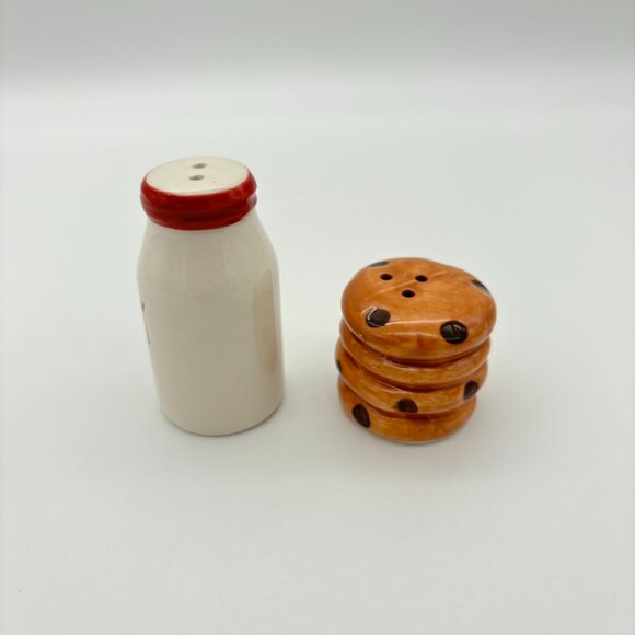 Cracker Barrel Salt Pepper Shakers Bottle Milk & Cookies UNUSED Home Decor - Picture 2 of 6